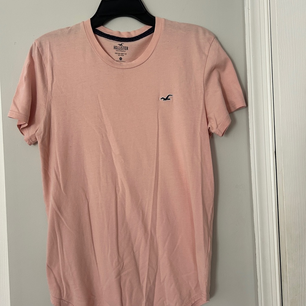 Hollister Men's Light Pink Short Sleeve Tee